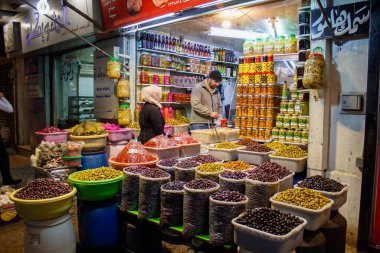 Suriye 'nin eski duvarlı kenti Şam' da yer alan Hamidiyahs Çorbası içindeki geleneksel sokak yemekleri ve zeytinler, 22 / 12 / 2019