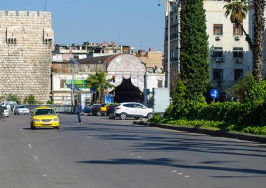 Suriye 'nin en büyük ve merkezi çarşısının manzarası, Suriye' nin eski duvarlı kenti Şam, Suriye, 02 / 04 / 2020 içinde yer alıyor.