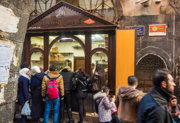 Savaş 13 / 02 / 2020 'de sona erdikten sonra Şam' daki (Suriye Arap Cumhuriyeti) antik kentinde popüler pastane
