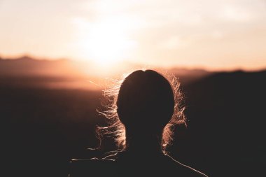 Genç Kadın Silueti Sunset 'i izliyor.