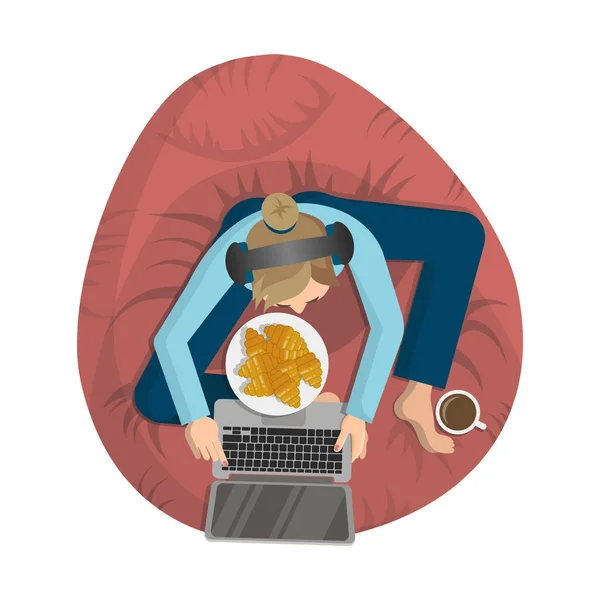 年轻女子的头像是坐在耳机里 笔记本电脑放在粉红豆袋椅子上 用羊角面包调味咖啡配音乐 平面卡通矢量插图 白色背景上的孤立物体 — 图库矢量图片