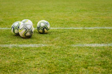 Futbol sahasında toplar.