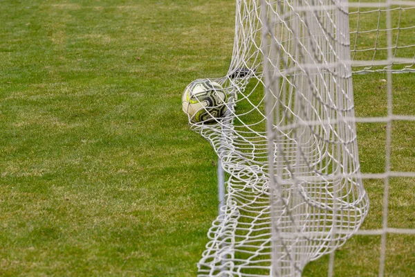 Bola en la red de gol . — Foto de Stock