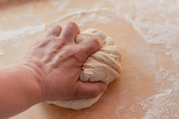 La mano de un hombre blanco amasa la masa . — Foto de Stock