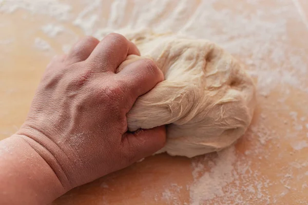 La mano de un hombre blanco amasa la masa . — Foto de Stock