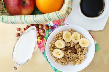 Yulaf ezmesi ile sağlıklı kahvaltı.