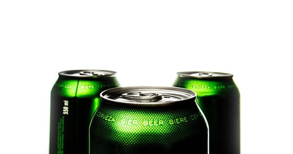 Три зеленых банки пива . — стоковое фото