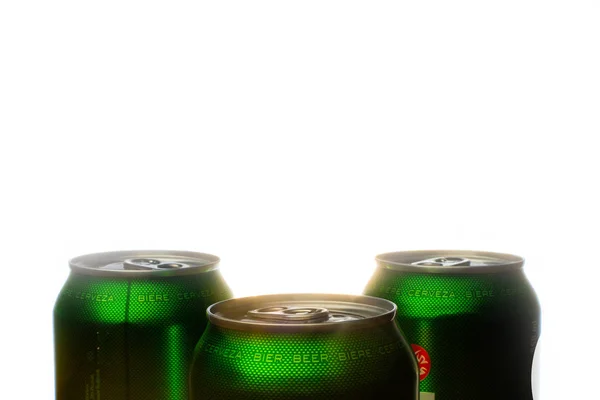 Drie groene blikjes bier. — Stockfoto