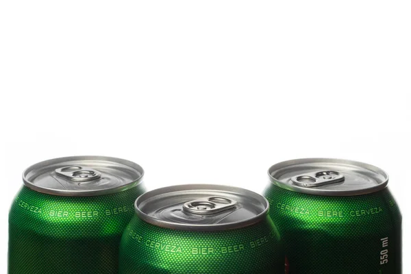 Três latas verdes de cerveja . — Fotografia de Stock