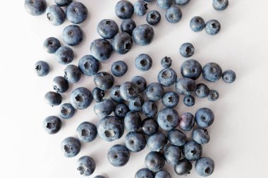 Beyaz bir masada dağınık yaban mersini.