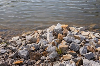 Gölet kayalık kıyı.