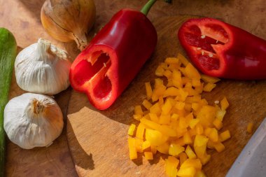Dilimlenmiş biber ve diğer sebzeler