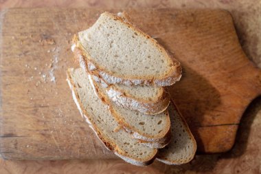 Tahtada ekmek dilimleri. 