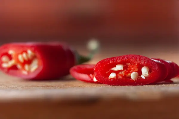 Tahta bir tahta üzerinde dilimlenmiş acı biber.