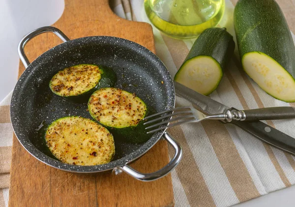 Küçük bir tavada kabak çerez.