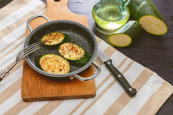 Küçük bir tavada kabak çerez.