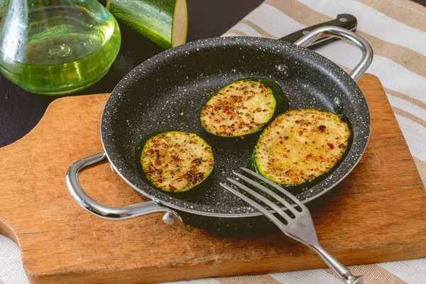 Küçük bir tavada kabak çerez.