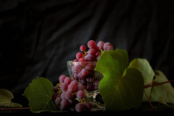 Виноград в чашке . — стоковое фото