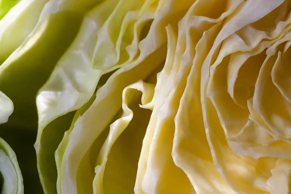 Salata için dilimlenmiş lahana. Beyaz lahana yaprakları. Akşam yemeği için sebzeler. Çiğ ikramlar. Kırsal masa yemeği hazırlığı.