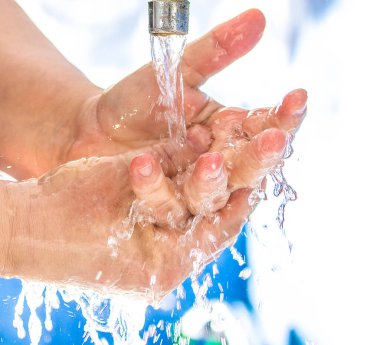 El yıkama. Su ve el. Covid-19 'a karşı koruma. Su çekici. Lavaboda bir damla.