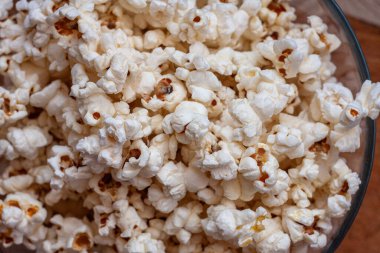 Cam kasede patlamış mısır. İşlenmiş mısır. Film için atıştırmalık. Sinemada. Filmden önce..