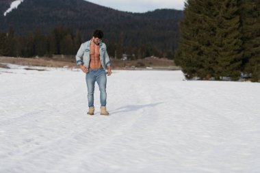 Yakışıklı genç Model güçlü açık havada duran ve kas - poz kaslı atletik vücut geliştirmeci Man - esneme metniniz için bir yer