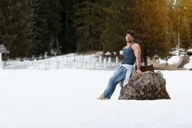 Mavi Jeans - kaslı atletik vücut Fitness Model açık havada - bir yer, metniniz için poz giyen süre ayakta güçlü kasların esneme sağlıklı genç adam