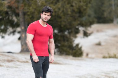 Siyah kot - kaslı atletik vücut Fitness Model açık havada - bir yer, metniniz için poz giyen süre ayakta güçlü kasların esneme sağlıklı genç adam