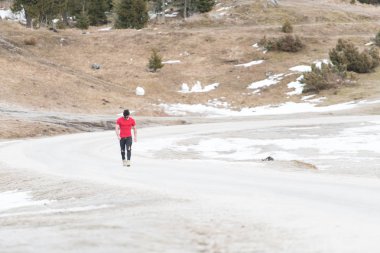 Siyah kot - kaslı atletik vücut Fitness Model açık havada - bir yer, metniniz için poz giyen süre ayakta güçlü kasların esneme sağlıklı genç adam