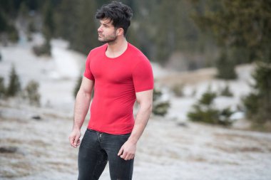 Genç bir portresi, fiziksel olarak iyi eğitimli bedeni siyah kot - kaslı atletik vücut Fitness Model açık havada - bir yer, metniniz için poz giyerken gösterilen adam uygun