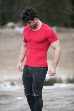 Genç bir portresi, fiziksel olarak iyi eğitimli bedeni siyah kot - kaslı atletik vücut Fitness Model açık havada - bir yer, metniniz için poz giyerken gösterilen adam uygun