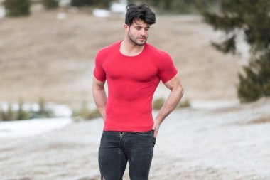 Genç bir portresi, fiziksel olarak iyi eğitimli bedeni siyah kot - kaslı atletik vücut Fitness Model açık havada - bir yer, metniniz için poz giyerken gösterilen adam uygun