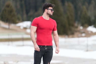 Yakışıklı genç Model güçlü açık havada duran ve kas - poz kaslı atletik vücut geliştirmeci Man - esneme metniniz için bir yer