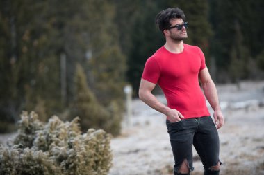 Genç bir portresi, fiziksel olarak iyi eğitimli bedeni siyah kot - kaslı atletik vücut Fitness Model açık havada - bir yer, metniniz için poz giyerken gösterilen adam uygun