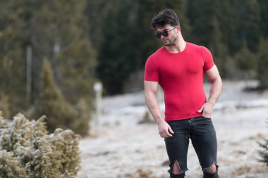 Yakışıklı genç Model güçlü açık havada duran ve kas - poz kaslı atletik vücut geliştirmeci Man - esneme metniniz için bir yer