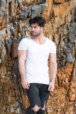 Moda elbise duvar arka plan alanı ile reklam içeriği - kopya alanı üzerinde poz Hipster adam ayakta yakışıklı sakallı adam portresi giymiş