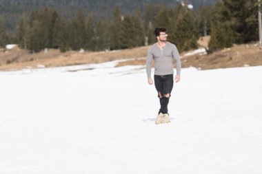 Yakışıklı genç Model güçlü açık havada duran ve kas - poz kaslı atletik vücut geliştirmeci Man - esneme metniniz için bir yer