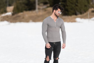 Siyah kot - kaslı atletik vücut Fitness Model açık havada - bir yer, metniniz için poz giyen süre ayakta güçlü kasların esneme sağlıklı genç adam
