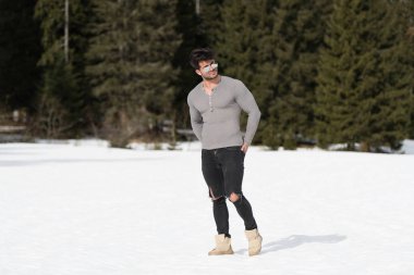 Yakışıklı genç Model güçlü açık havada duran ve kas - poz kaslı atletik vücut geliştirmeci Man - esneme metniniz için bir yer