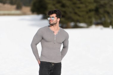 Genç bir portresi, fiziksel olarak iyi eğitimli bedeni siyah kot - kaslı atletik vücut Fitness Model açık havada - bir yer, metniniz için poz giyerken gösterilen adam uygun