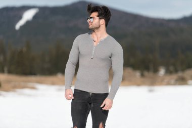 Siyah kot - kaslı atletik vücut Fitness Model açık havada - bir yer, metniniz için poz giyen süre ayakta güçlü kasların esneme sağlıklı genç adam