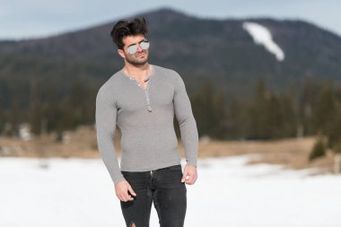 Genç bir portresi, fiziksel olarak iyi eğitimli bedeni siyah kot - kaslı atletik vücut Fitness Model açık havada - bir yer, metniniz için poz giyerken gösterilen adam uygun