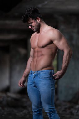 Genç bir portresi, fiziksel olarak gösterilen vücut - kaslı atletik vücut Fitness Model sonra egzersizleri bir Graffiti Duvar önünde poz onun iyi eğitimli adam uygun