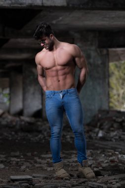 Genç bir portresi, fiziksel olarak gösterilen vücut - kaslı atletik vücut Fitness Model sonra egzersizleri bir Graffiti Duvar önünde poz onun iyi eğitimli adam uygun
