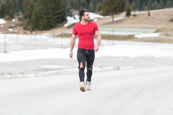 一个年轻的身体健康的人的肖像显示他训练有素的身体 而穿着黑色牛仔裤 肌肉运动健美健身模型户外 一个地方为您的文本 — 图库照片