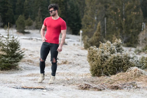 Genç bir portresi, fiziksel olarak iyi eğitimli bedeni siyah kot - kaslı atletik vücut Fitness Model açık havada - bir yer, metniniz için poz giyerken gösterilen adam uygun