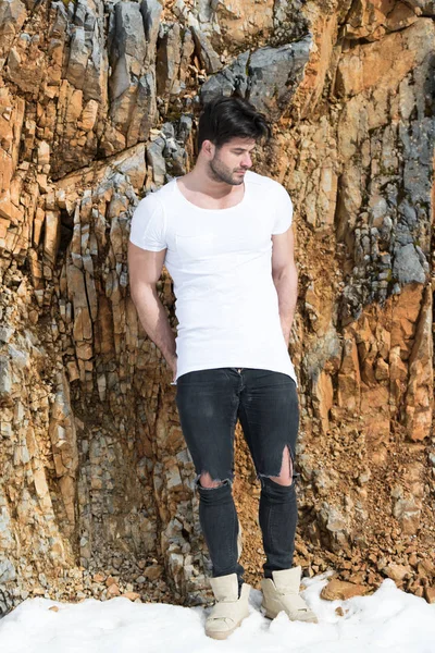 Porträtt Stilig Ung Man Jeans Kläder Tittar Kameran Stående Mot — Stockfoto