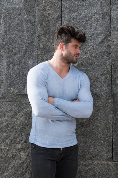 Cooler Modemann Blue Jeans Steht Und Schaut Weg Gegen Backsteinmauer — Stockfoto