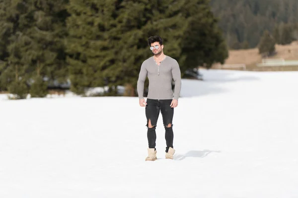 Knappe Jonge Model Permanent Buiten Sterk Buigen Van Spieren Gespierde — Stockfoto