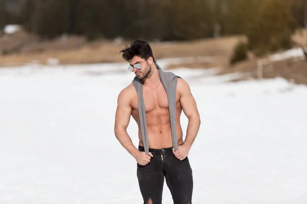 Bello Giovane Modello Piedi Forte All Aperto Muscoli Flessibili Muscoloso — Foto Stock